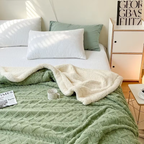 Varm ullig pläd i lammflanell för kalla kvällar